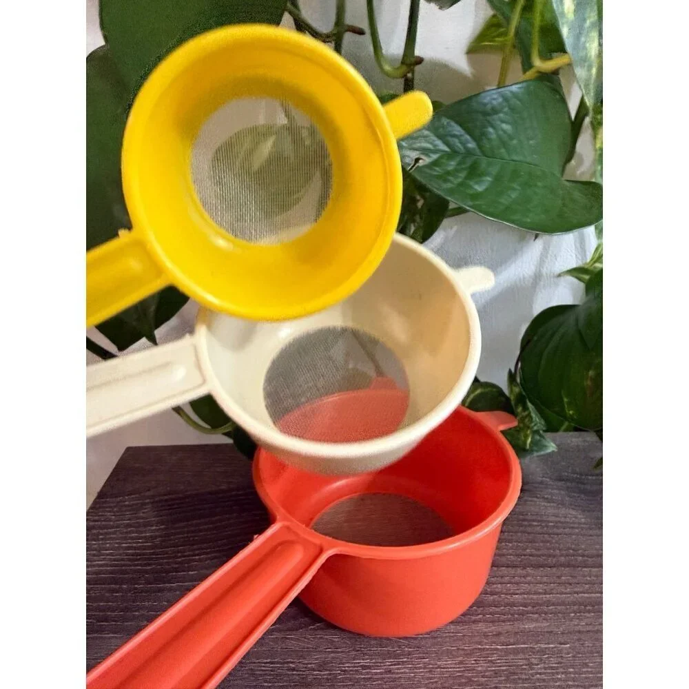 Vintage Plastic Nesting Strainers – Red, White & Yellow Set